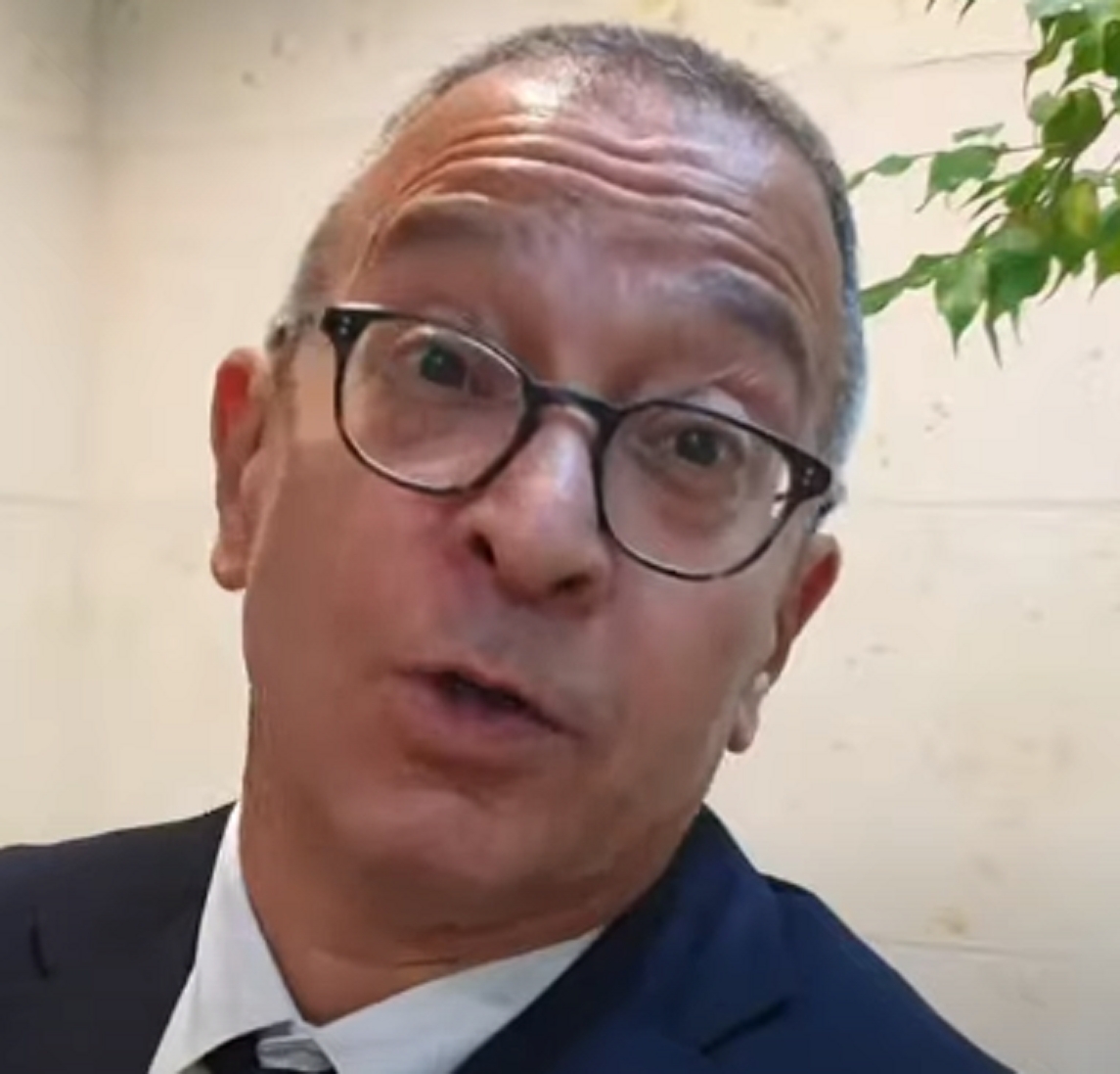בועז בן צור שועל קרבות נלחם עבור אפי נוה אצל עינת רון
